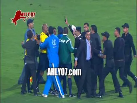 فيديو اعتداء لاعبو سيوي سبورت على حكم المباراة في نهائي الكونفدرالية 2014