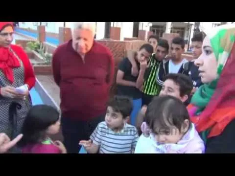 مرتضى منصور ديموقراطي مع طفل