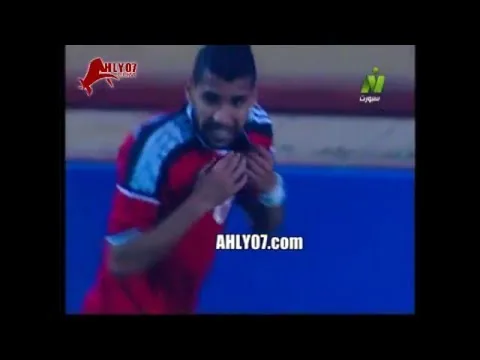 شاهد لحظة ضرب قنبلة غاز وذعر وهروب لاعبو منتخب مصر وليبيا من ارض الملعب