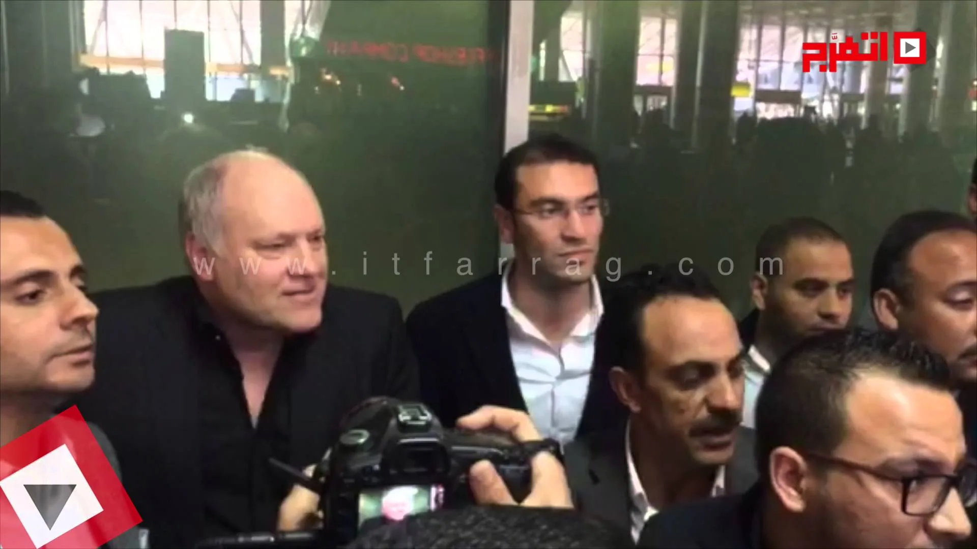 شاهد اول لحظات وصول مارتن يول لمطار القاهرة واستقباله بالأمن والصحفيين