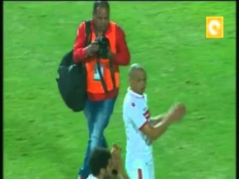 شاهد خناقة والاعتداء على باسم مرسي بعد مباراة الزمالك وبجاية الجزائري
