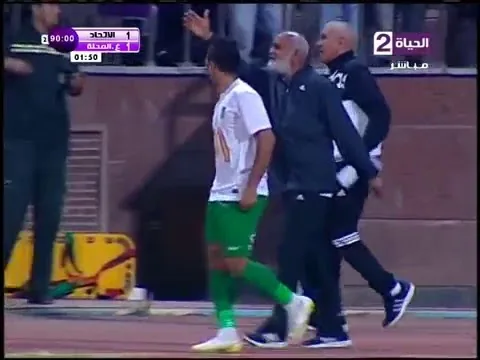 شاهد أغرب لقطة في تاريخ الدوري المصري لاعب الاتحاد يترك الملعب فجأة اثناء المباراة وسط دهشة الجميع