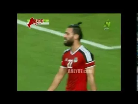 شاهد باسم مرسي يرتكب فعل سيء ضد مدافع غينيا ورد  الفعل بالقفا