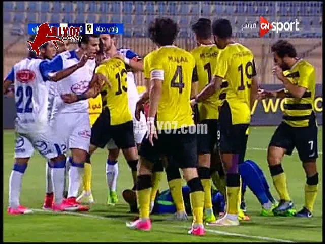 شاهد لقطة مشينه لعصام الحضري اثناء مباراة الاسماعيلي ووادي دجلة تنتهي بأزمة وانذار