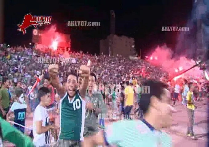 شاهد حصريا من ستاد الموت رد فعل جمهور المصري افراح وشماريخ ورقص بعد التقدم ورد الفعل بعد كل هدف للأهلي وحزن وبكاء وتشنجات لنفس الجمهور في اللحظات القاتلة