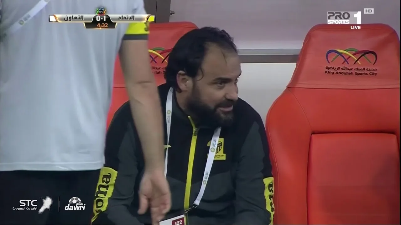 شاهد هدف فضيحة يسكن شباك الحضري من اتحاد جده في الدوري السعودي يدخلها في نفسه وشباكه