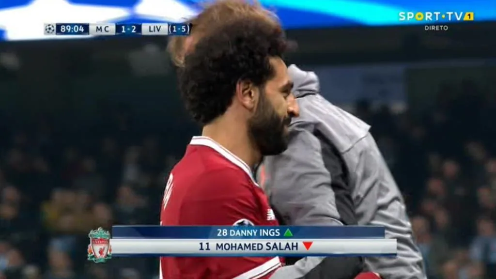 شاهد فيديو رائع لحظة تبديل صلاح امام مانشستر سيتي وارتجاج المدرج بأغنية صلاح وعقب المباراة طفل يرفع لافتته واحتفالات ومداعبات كلوب معه