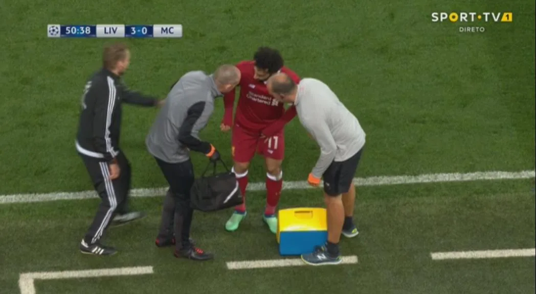 شاهد اللحظات الحزينة لخروج محمد صلاح واصابته اثناء مباراة ليفربول ومانشتسر سيتي